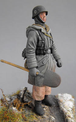 S2KW012 - Panzer Grenadier in Parka with shovel